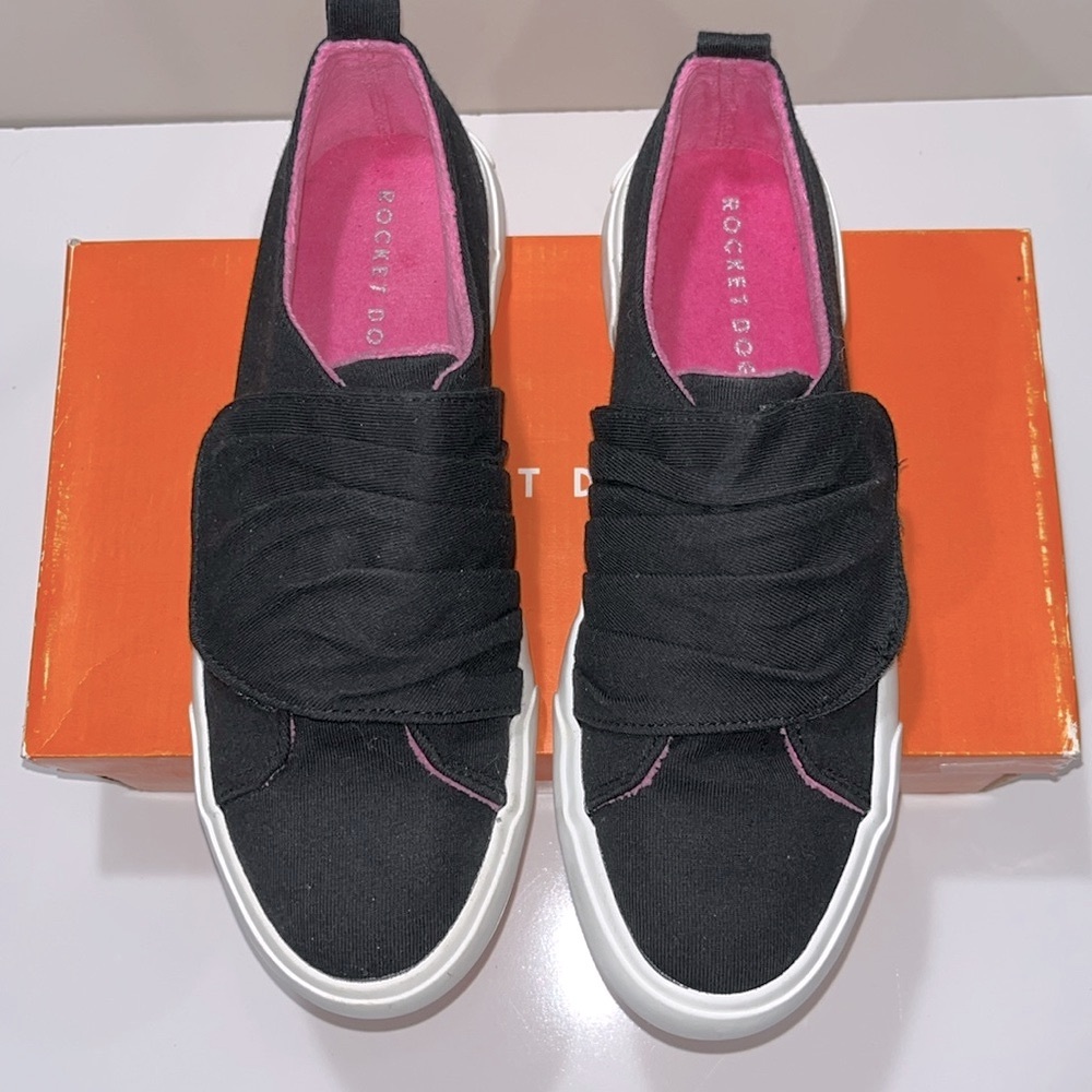 NWT Split Size Rocket Dog Sneaker Black Sz 8.5 (L) / 9 (R)